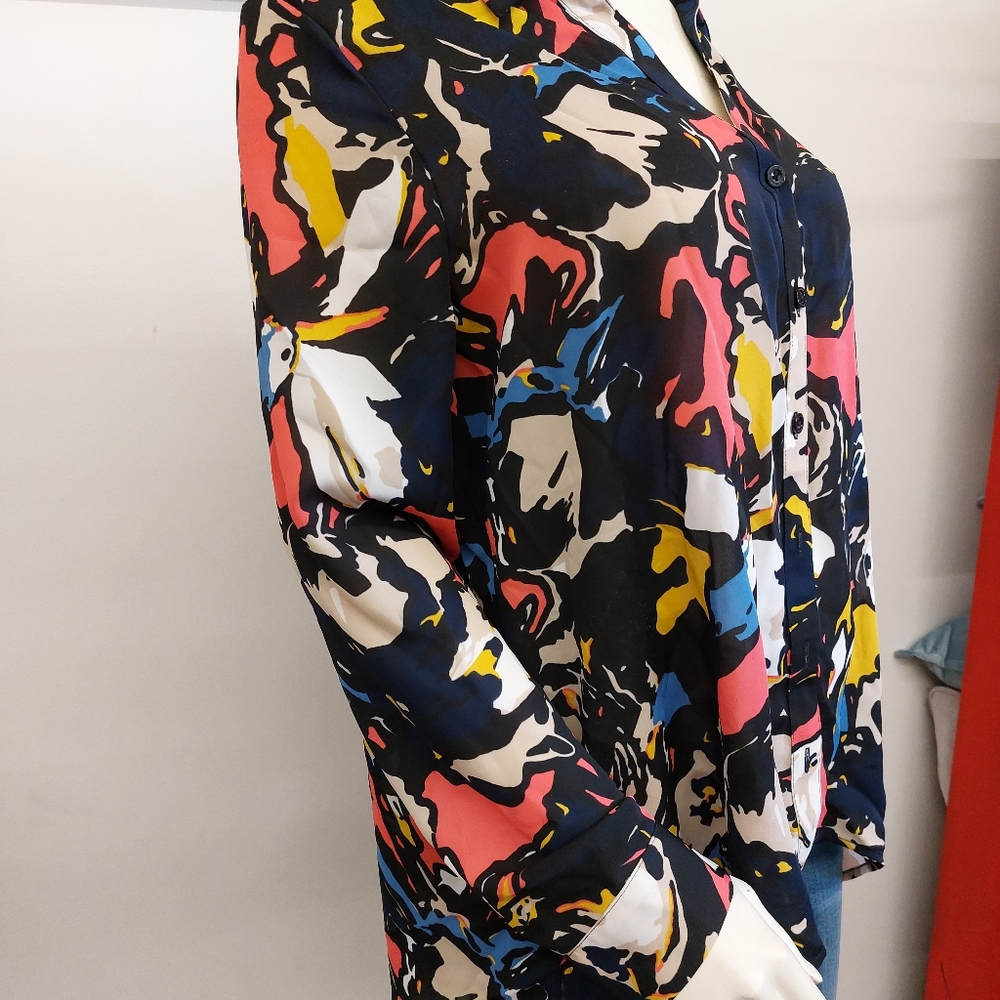 (#9)New, Dana Buchman abstract Print button down collar high low hem blouse.